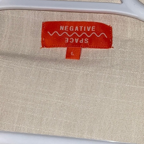 NEGATIVE SPACE CROPPED FIT CREAM BLUE FLORAL PRINT CAMP SHIRT POLYESTER M NWT - Picture 5 of 7